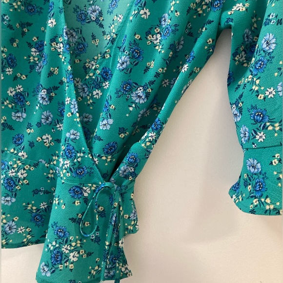 H&M wrap flower blouse - Picture 3 of 3